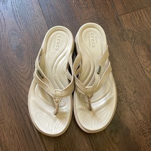 Like new Crocs sz 6 dual comfort light tan flip flops